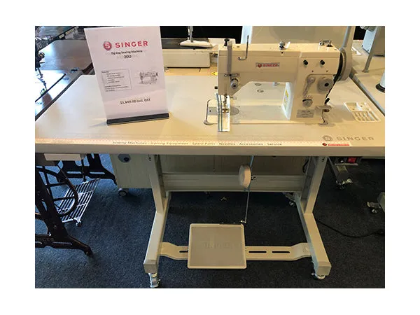 SINGER Zig Zag Sewing Machine 20U